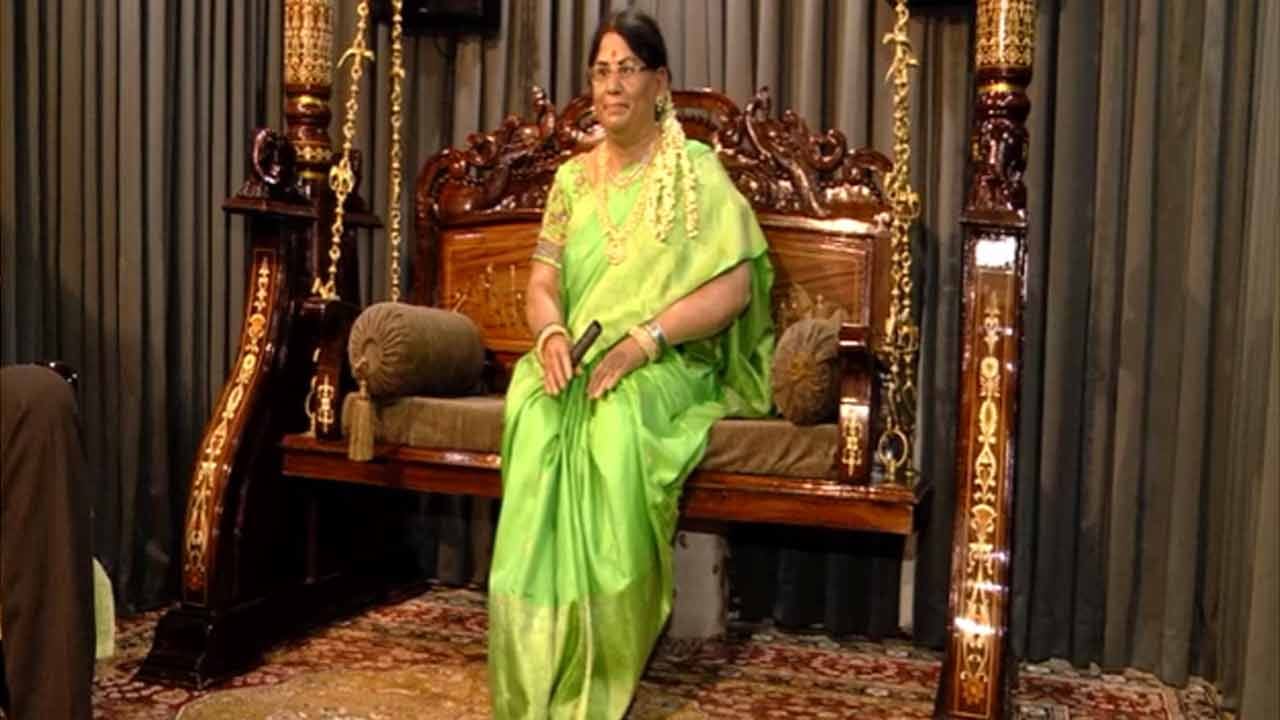 Andhra Pradesh: 40 ఏళ్ల బంధంలో విషాదం.. భార్య మైనపు బొమ్మతో భర్త సంతోషం..