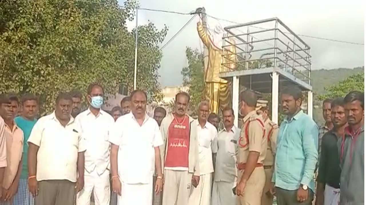 YSR Statues: చిత్తూరు జిల్లాలో వైఎస్ విగ్రహం ధ్వంసం.. తాట తీస్తామంటూ డిప్యూటీ సీఎం నారాయణస్వామి ఫైర్..