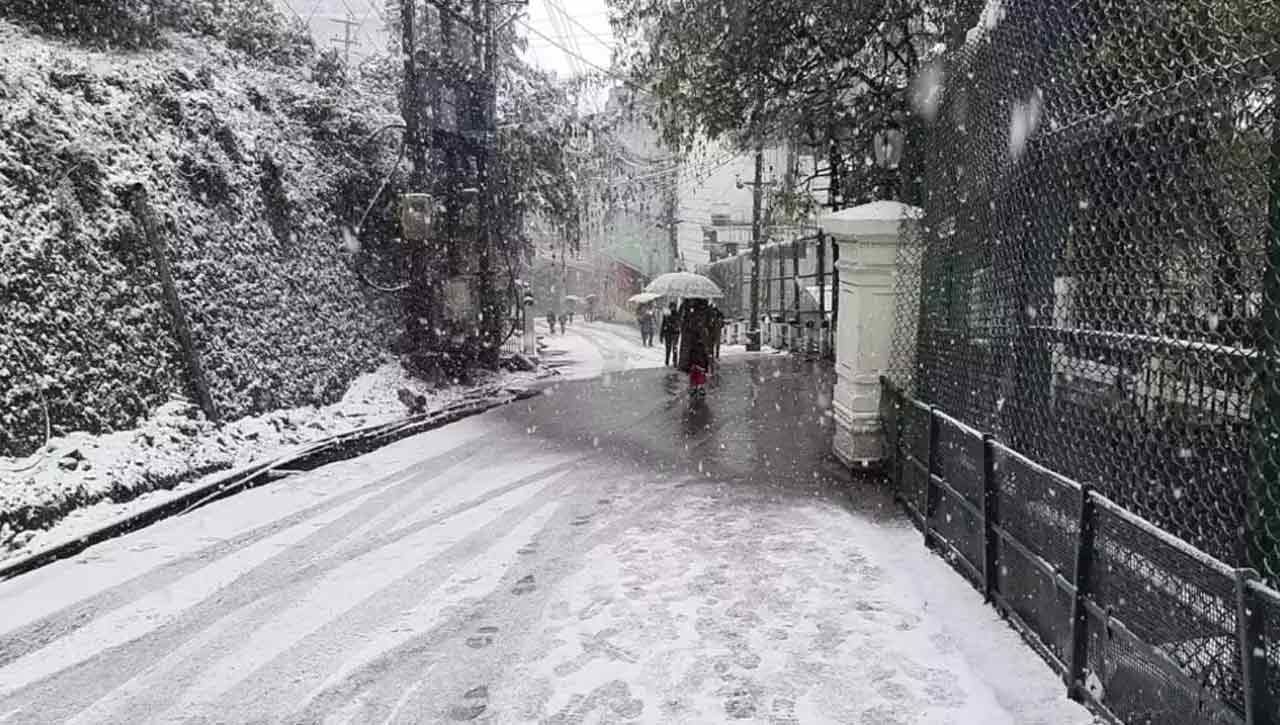 డార్జిలింగ్ను మంచు దుప్పటి కప్పేసింది. ఎక్కడ చూసినా రోడ్లన్నీ మంచుతో నిండిపోయాయి.