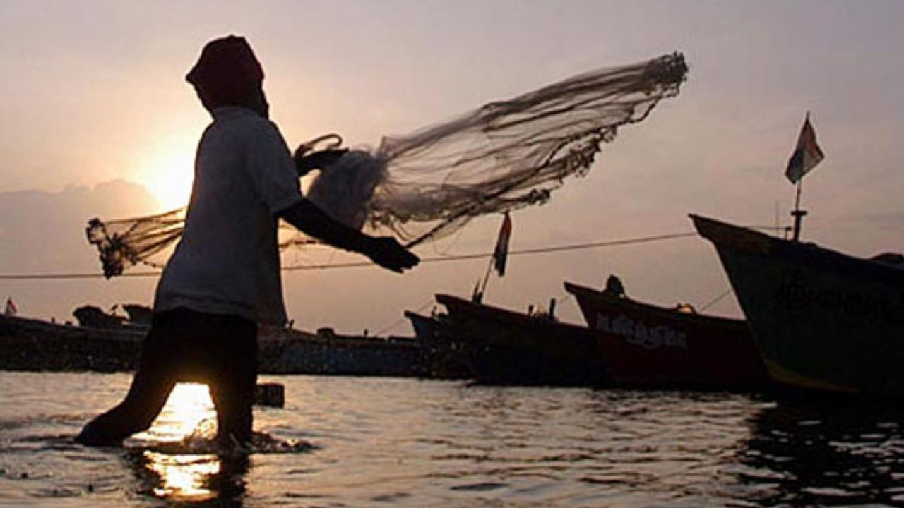 India Fishermen: బుద్ధి మార్చుకోని పాక్‌.. 30 మంది భారత జాలర్లను బంధీలుగా చేసుకున్న దాయాది..