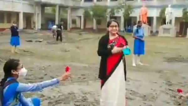 Viral Video: టీచర్ బదిలీతో విద్యార్థుల కన్నీరు మున్నీరు.. వినూత్నంగా వీడ్కోలు.. నెట్టింట్లో వైరల్ వీడియో..