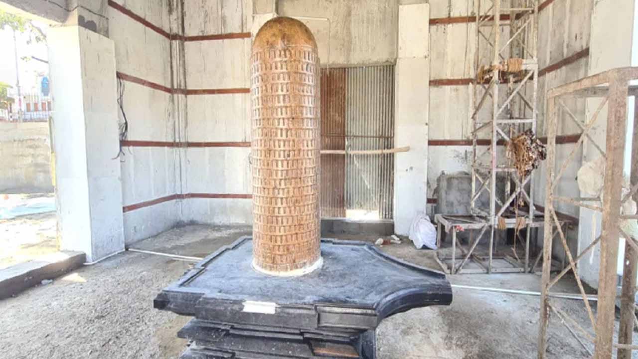 నివేదికల ప్రకారం.. ఈ పనికోసం పీడబ్ల్యూడీ, పీహెచ్ఇ జిల్లా పంచాయితీతో సహా అన్ని శాఖల ఇంజనీర్లు రంగంలోకి దిగారు. అయితే జిలహారిపై శివలింగాన్ని ఎలా ప్రతిష్టించాలనేది అందరి ముందు పెద్ద సవాలుగా మారింది. ఇందుకు ఇంజనీర్లు సైతం సరైన పరిష్కారం కనిపెట్టలేకపోయారు. కానీ ఈ సమస్యకు ఓ ముస్లిం వ్యక్తి విగ్రహాన్ని ప్రతిష్టించే బాధ్యతను తీసుకున్నాడు.