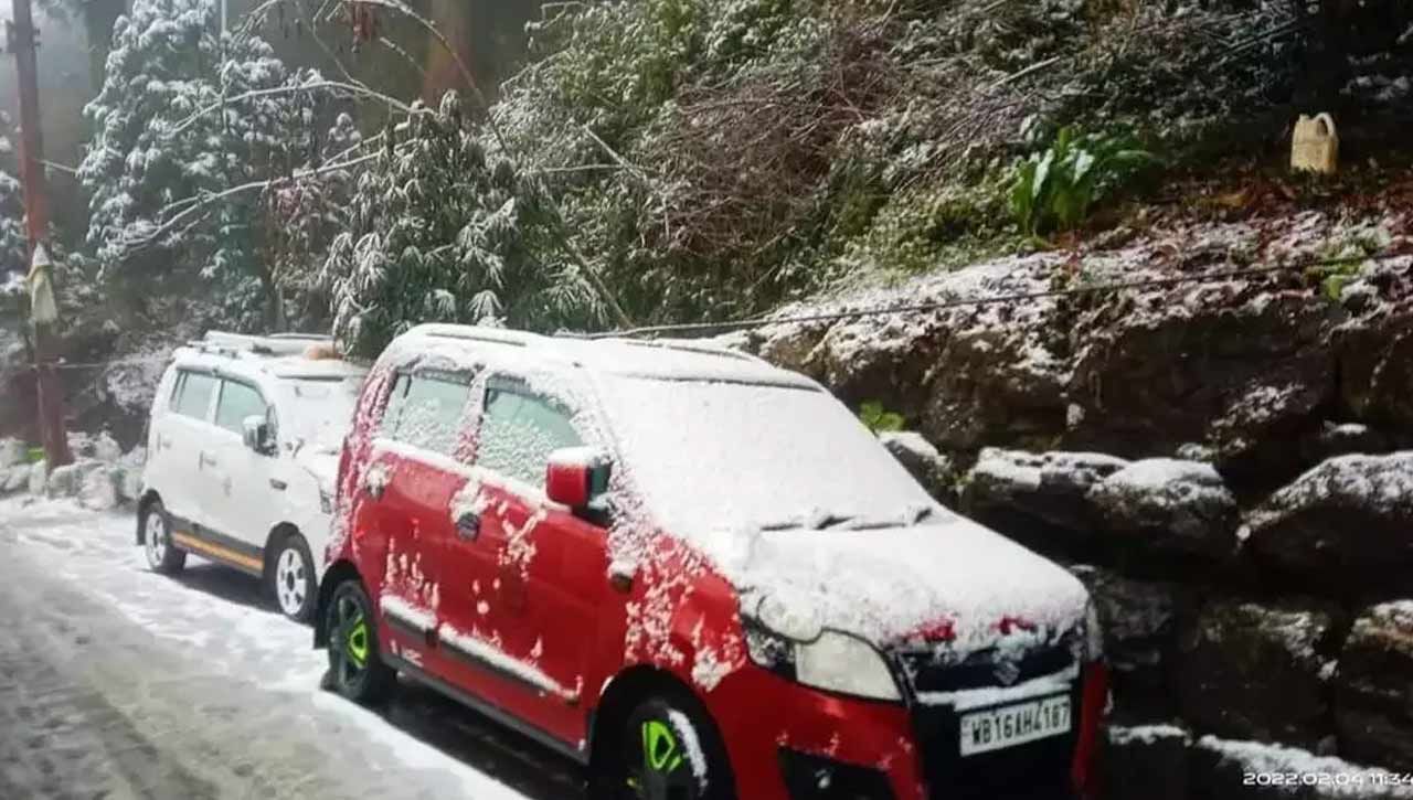 ఉష్ణోగ్రతలు దారుణంగా పడిపోతున్నాయి. డార్జిలింగ్‌లో శనివారం ఏకంగా -2 డిగ్రీలు నమోదైంది. అలాగే కుర్సియోంగ్‌లో 4.5 డిగ్రీలు, కాలింపాంగ్‌లో 4.9 డిగ్రీల ఉష్ణోగ్రత నమోదైంది. 