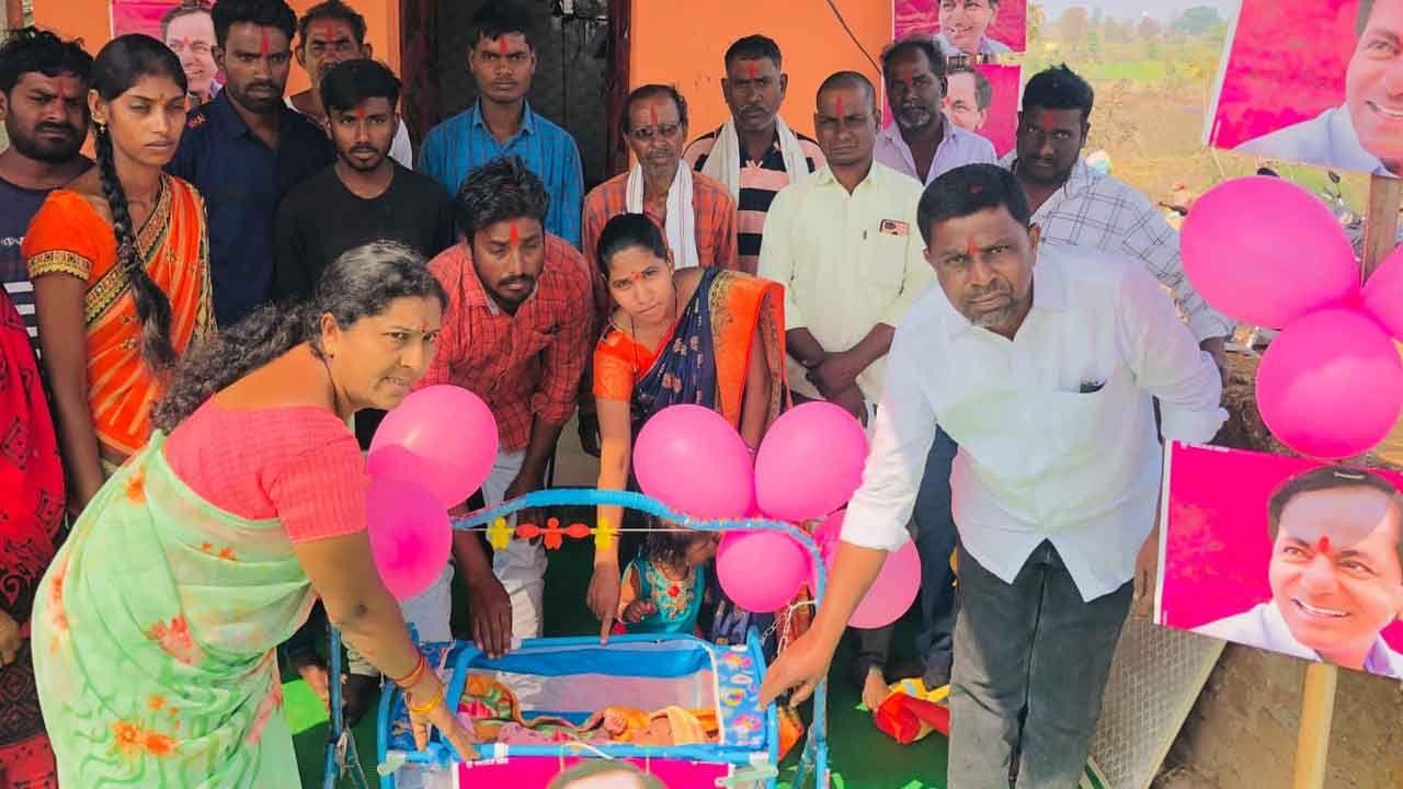 సీఎం కేసీఆర్ జన్మదినం సందర్భంగా తమ కుమారునికి కేసీఆర్ గా నామకరణం చేసిన దంపతులు. ఉమ్మడి ఆదిలాబాద్ జిల్లా ఇచ్చోడ మండలం ముఖరా ( కె ) గ్రామంలో ఈ ఘటన చోటు చేసుకుంది.