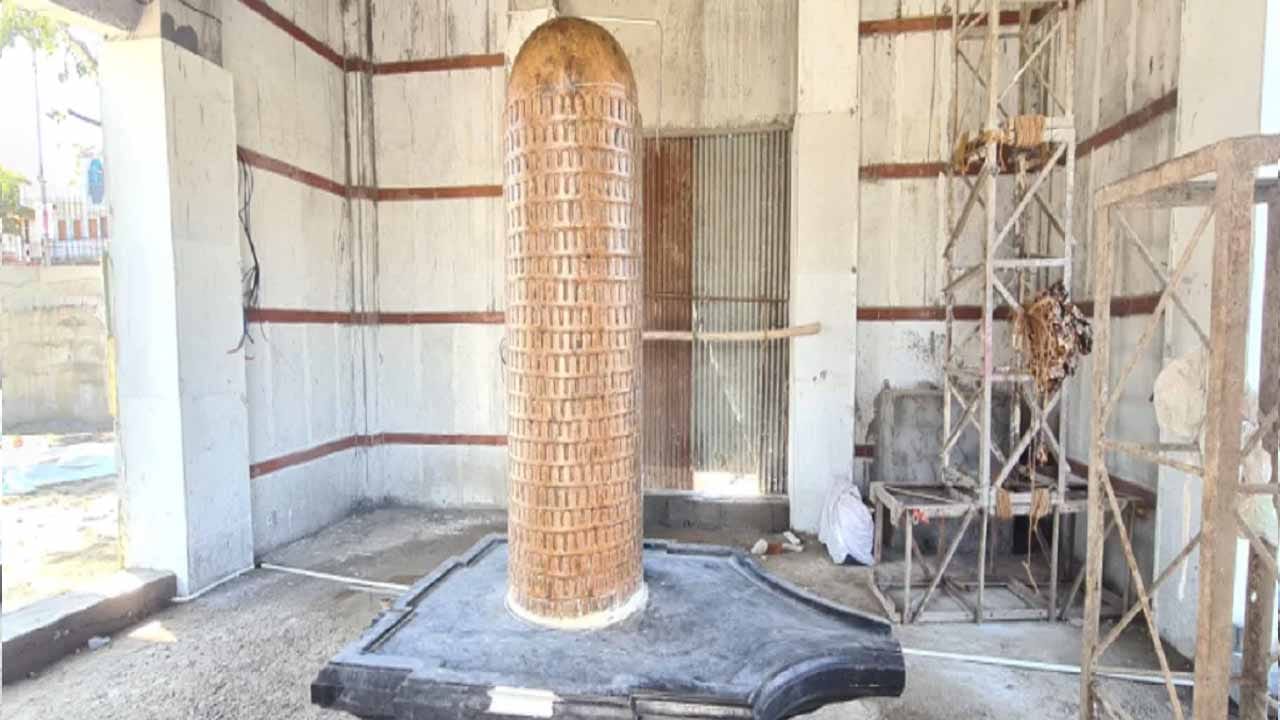 అధికారులు.. ఇంజనీర్లు ఇబ్బందిపడడం చూసిన మక్బూల్ శివలింగాన్ని ప్రతిష్టించేందుకు మార్గాన్ని చూపించాడు. దీంతో అక్కడున్నవారంత షాక్ అయ్యారు. ఎందుకంటే మక్బూల్ ఎప్పుడూ పాఠశాలకు వెళ్లలేదు. అతనికి చదువు రాదు. కానీ తన పని అనుభవం ఆధారంగా ఆ సమస్యను పరిష్కరించాడు.