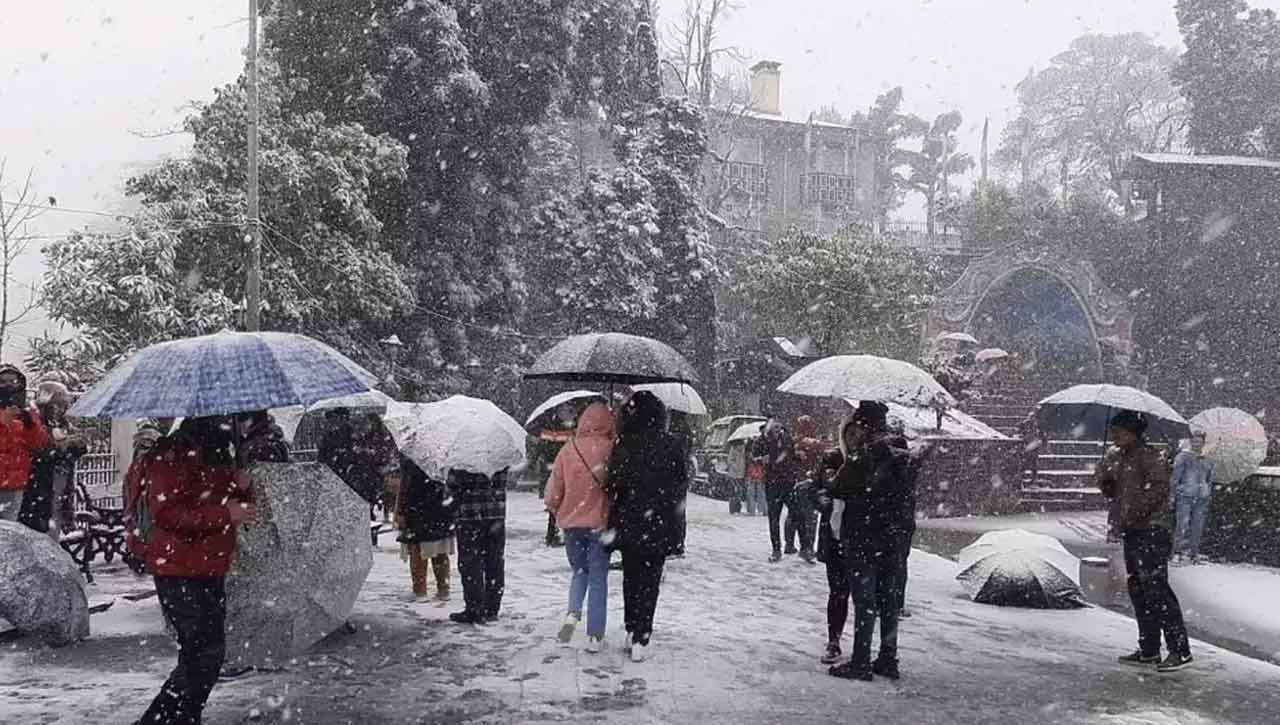 రాష్ట్ర ప్రభుత్వం కొవిడ్‌ ఆంక్షలను సడలించడం కూడా పర్యాటకుల తాకిడి పెరిగింది. హోటల్స్‌, రెస్టారెంట్స్‌, బార్లను 75 శాతం మందితో నిర్వహించుకోవడానికి అనుమతించారు. 