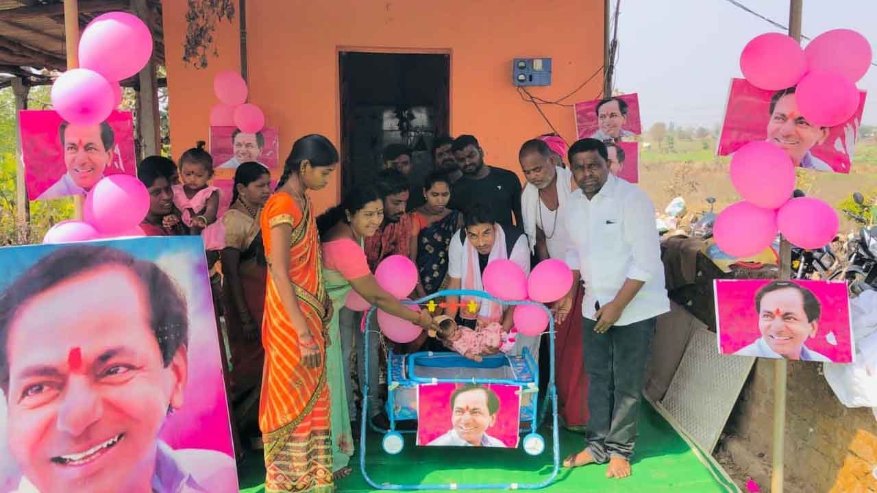 గ్రామంలో నిర్వహిస్తున్న సీఎం కేసీఆర్ జన్మదిన వేడుకల్లో భాగంగా భాగ్యశ్రీ, చంద్రకాంత్ అనే దంపతులు తమ కొడుకుకి కేసీఆర్ పేరును నామకరణం చేశారు.