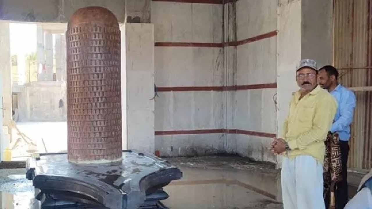 ఆ శివలింగం సహస్త్రేశ్వర్ రూపం చాలా ప్రత్యేకం. దీని పొడవు.6.50 అడుగులు. బరువు రెండున్నర టన్నులు. ఈ శివలింగం ఏర్పాటు వెనక ఆసక్తికరమైన కథ ఉంది. ఈ శివలింగం ప్రతిష్టించేందుకు ఇంజనీర్లు చాలా విధాలుగా ప్రయత్నించారు. అయితే ఇంజనీర్లు పాట్లు.. అక్కడే ఉన్న మక్బుల్ అనే వ్యక్తి చూస్తూనే ఉన్నాడు. ఆక్కడ అతను తాపీ మేస్త్రీ, కూలీ పని చేస్తున్నాడు.