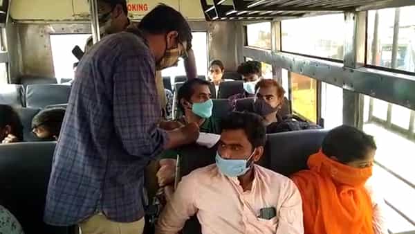 Vijayawada: కొవిడ్ నిబంధనలు పాటించనివారిపై పోలీసుల కొరడా.. RTC బస్సులో మాస్క్ ధరించలేదని..
