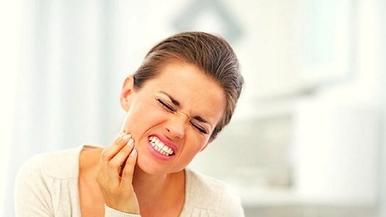 లెమన్‌గ్రాస్ ఆయిల్ - లెమన్‌గ్రాస్ ఆయిల్ దాని ఆస్ట్రింజెంట్ లక్షణాలకు ప్రసిద్ధి చెందింది. దంతాల కుహరం నుంచి బ్యాక్టీరియాను తొలగించడంలో సహాయపడుతుంది. దంత క్షయం, చిగుళ్ల వ్యాధి ప్రమాదాన్ని నివారిస్తుంది. గమ్ కారక బ్యాక్టీరియాపై నివారణ ప్రభావాలను కలిగిస్తుంది.