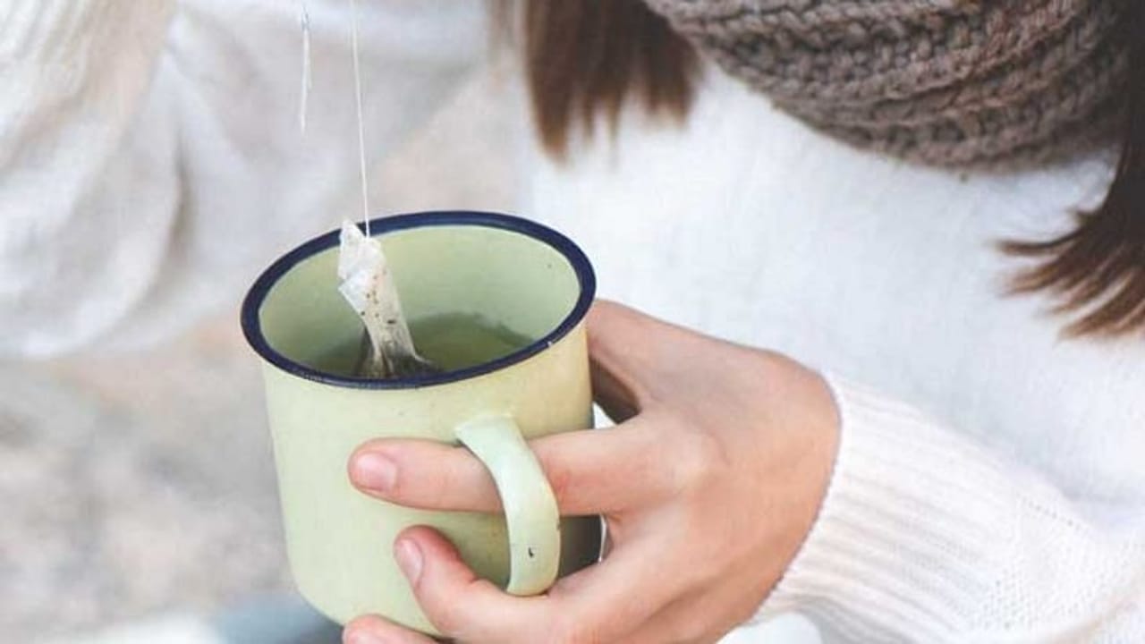 వెచ్చని ఉప్పు నీటితో నోరు శుభ్రం చేయడం ద్వారా.. దంత కుహరాలలో లేదా దంతాల మధ్య పేరుకొన్న భోజన వ్యర్థాలను తొలగించడంలో సహాయపడుతుంది. ఇది వాపును తగ్గించడమే కాకుండా సహాయ పడుతుంది. ఉప్పునీటి చిట్కా గొంతు నొప్పి నుంచి కూడా ఉపశమనం కలిగిస్తుంది. ఉప్పులో సహజసిద్ధమైన యాంటీ ఇన్‌ఫ్లమేటరీ, యాంటిసెప్టిక్ లక్షణాలు ఉంటాయి. ఇది కడుపు ఉబ్బరాన్ని తగ్గిస్తుంది. బాక్టీరియల్ ఇన్ఫెక్షన్‌లతో పోరాడుతుంది.