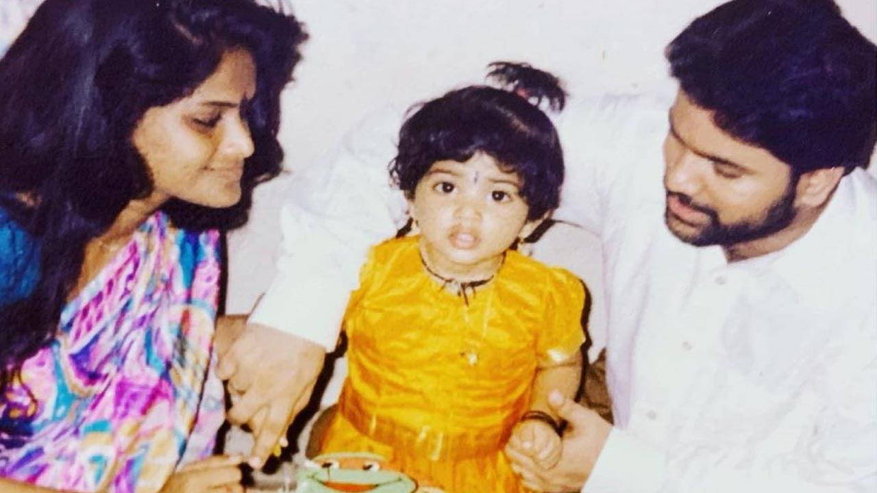 Actress Photo: కలువ కన్నులతో కట్టిపడేస్తున్న చిన్నారి దక్షిణాదిలోనే క్రేజీ హీరోయిన్..  అబ్బాయిల కలల రాకుమారి..