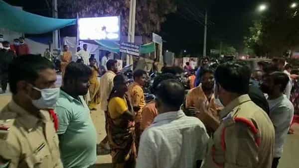 AP Crime News: అనంతపురంలో ఘోరం.. నడిరోడ్డుపై దారుణ హత్య.. అందరూ చూస్తుండగానే..