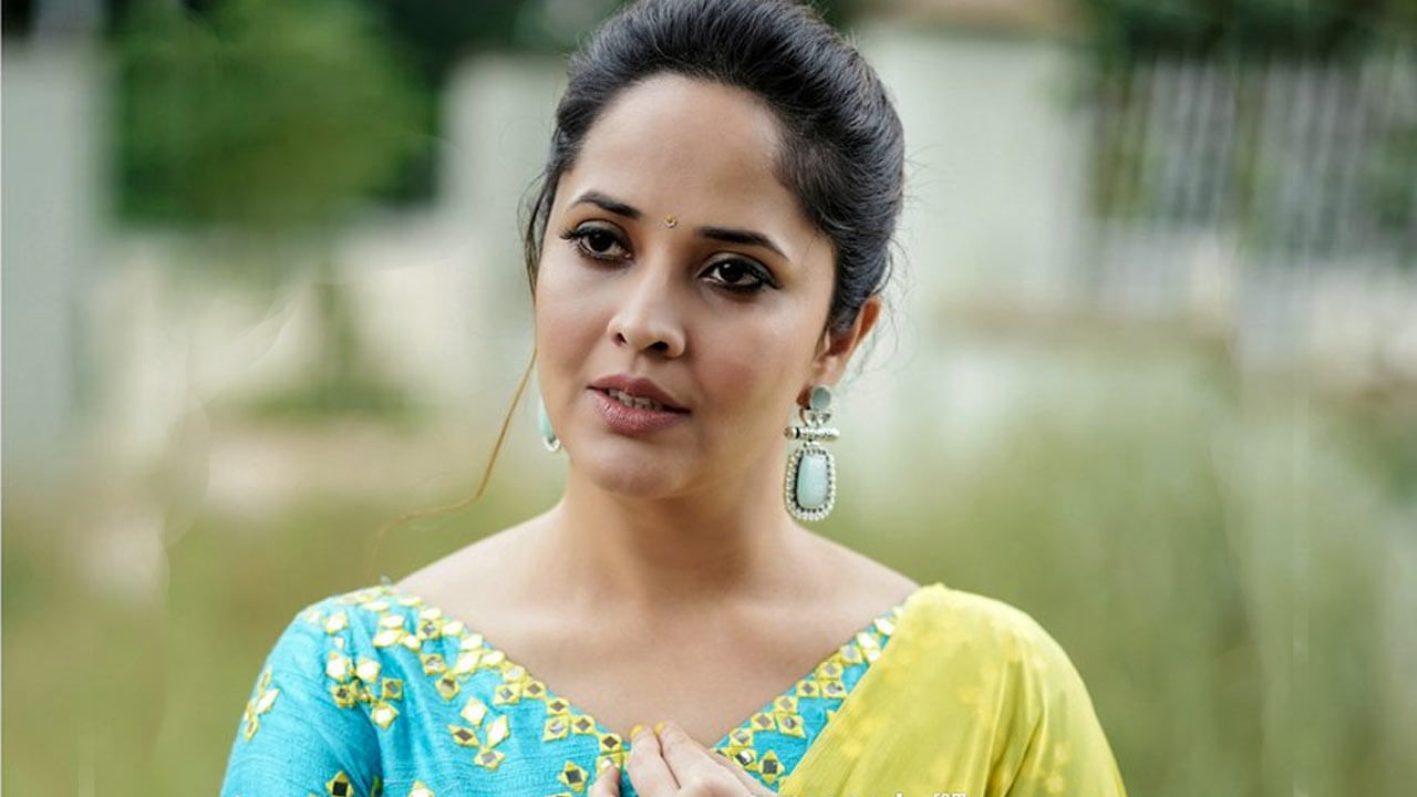 యాంకర్ అనసూయ (Anasuya).. ఇప్పుడు ఫుల్ జోష్ మీదుంది. ఓవైపు బుల్లితెరపై..మరోవైపు వెండితెరపై తన నటనతో దూసుకుపోతుంది. 