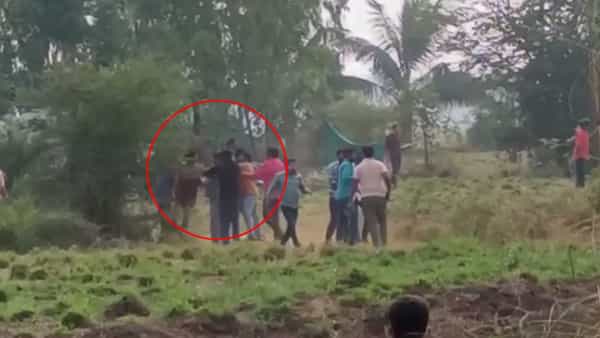 Andhra Pradesh: కిలాడీ పేకాట రాయుళ్లు.. రైడ్ చేసేందుకు వెళ్లిన ఎస్ఐని దొంగ అంటూ చితకబాదారు