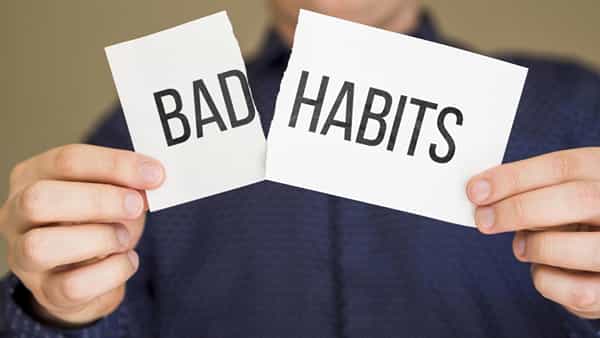 Bad Habits: ఈ 5 అలవాట్లు మానకుంటే ఆర్థికంగా చితికిపోతారు.. అవేంటంటే..?
