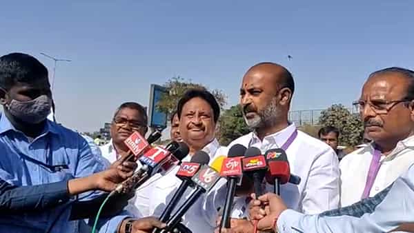 Telangana Politics: మీ కుంటి సాకులకు జనం నవ్వుకుంటున్నారు.. సీఎం కేసీఆర్పై బండి సంజయ్ ఫైర్..