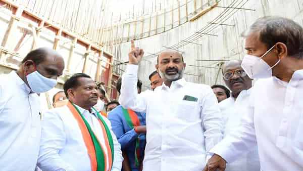 Telangana BJP: పార్టీ అధ్యక్షుడి సొంత జిల్లాలో సీక్రెట్ మీటింగ్స్ కలకలం.. తగ్గేదే లే అంటున్న బండి సంజయ్..