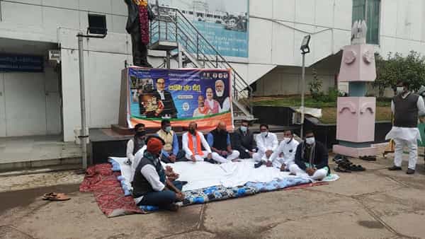 BJP Bhim Deeksha: కొనసాతున్న బీజేపీ భీం దీక్ష.. ఢిల్లీలో బండి సంజయ్ మౌన దీక్ష..