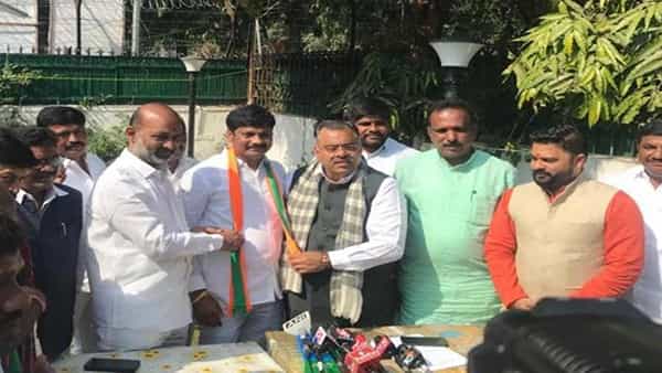 Tukkuguda: అధికార టీఆర్ఎస్ కు షాక్.. బీజేపీలోకి చేరిన తుక్కుగూడ మున్సిపల్ ఛైర్మన్