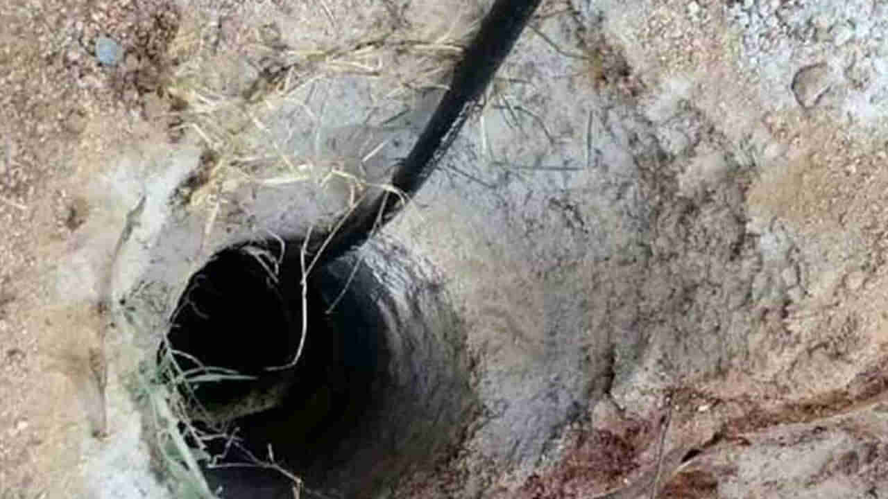 బోరుబావిలో చిక్కుకున్న బాలుడు.. సరదాగా ఆడుకుంటుండగా ఘటన