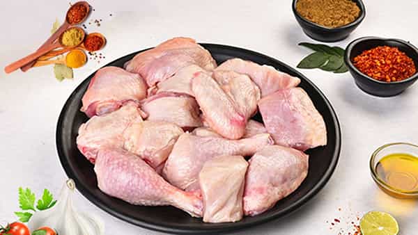 Chicken Prices: ట్రిపుల్ సెంచరీ కొట్టిన చికెన్.. రేటు తెలిస్తే ముద్ద దిగడమూ కష్టమే