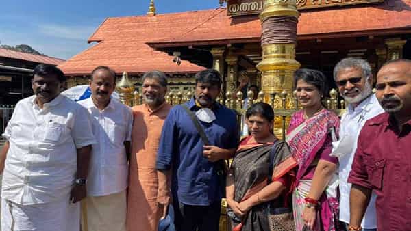 Chiranjeevi: శబరిమల అయ్యప్ప స్వామి సేవలో చిరంజీవి దంపతులు.. డోలీలో స్వామి సన్నిధికి చేరుకున్న మెగాస్టార్..