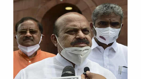 Hijab row: స్కూళ్లు, కాలేజీలకు రానున్న 3 రోజులపాటు సెలవులు.. ఆ రాష్ట్రంలో పెద్ద ఎత్తున్న రాజుకుంటున్న హిజాబ్ వివాదం!