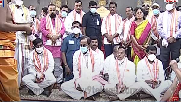 CM KCR Yadadri visit: శ్రీలక్ష్మీ నరసింహ్మస్వామిని దర్శించుకున్న సీఎం కేసీఆర్.. ఏరియల్ వ్యూ ద్వారా ఆలయ పరిశీలన..