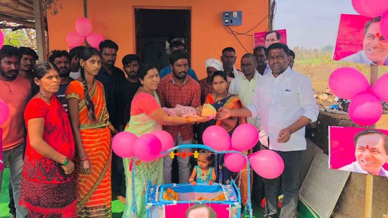 కేసీఆర్ పై అభిమానం చాటుకున్న దంపతుల
చిన్నారికి కేసీఆర్ పేరు (Photos Coutesy: Naresh, Adilabad Dist, TV9)