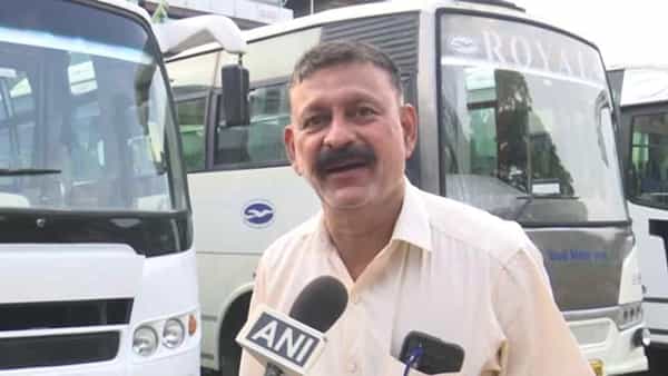 Corona Crisis: కరోనా ఎఫెక్ట్.. బస్సులను కిలో రూ. 45 చొప్పున అమ్మేసిన ట్రావెల్ యజమాని.. ఎక్కడంటే..