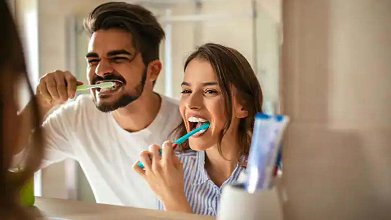 Dangers Brushing: ఎక్కువ సేపు బ్రష్ చేస్తున్నారా.. పళ్లతో పాటు వీటికి కూడా ఎఫెక్టే..?