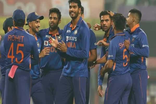 IND vs WI: చివరి మ్యాచ్లో ఇండియాకు ఎదురు దెబ్బ.. గాయం కారణంగా మధ్యలోనే వెళ్లిపోయిన బౌలర్..
