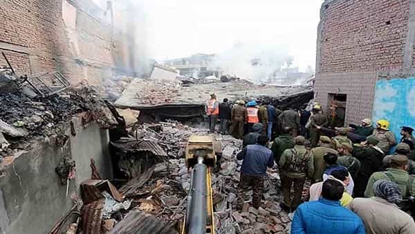 Building Collapses: రాజధానిలో కుప్పకూలిన భవనం.. చిన్నారి సహా నలుగురు దుర్మరణం..