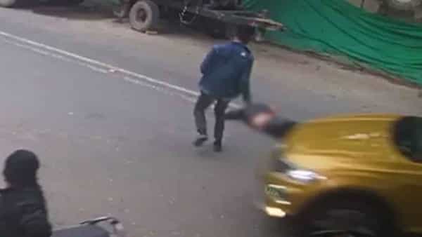 Viral Video: రోడ్డు దాటుతుండగా ఢీకొట్టిన కారు.. బానెట్పై పడినా కనికరం లేకుండా.. షాకింగ్ వీడియో
