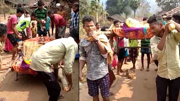 Visakhapatnam Agency: తరాలు మారినా.. తప్పని డోలీ కష్టాలు.. ఏజెన్సీలో చికిత్స కోసం 20 కిమీ నడకయాతన.. వీడియో