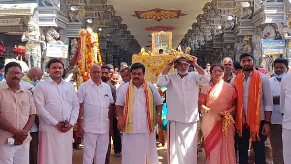 Dwaraka Tirumala: చిన వెంకన్నకు ఓ భక్తుడు భారీ విరాళం.. బంగారు ఊయల, పాదుకలు కానుక