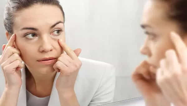 Eye Health: కళ్ల కింద క్యారీ బ్యాగులతో ఇబ్బంది పడుతున్నారా.? ఈ టిప్స్ పాటించండి.. వెంటనే రిజల్ట్స్..