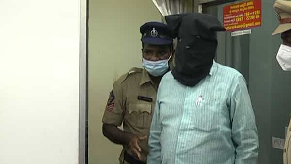 Andhra Pradesh: డాక్టర్కి కాల్చేసి జాబ్ అడిగిన ఐఏఎస్..! ఆరా తీస్తే అసలు బాగోతం తెలిసింది