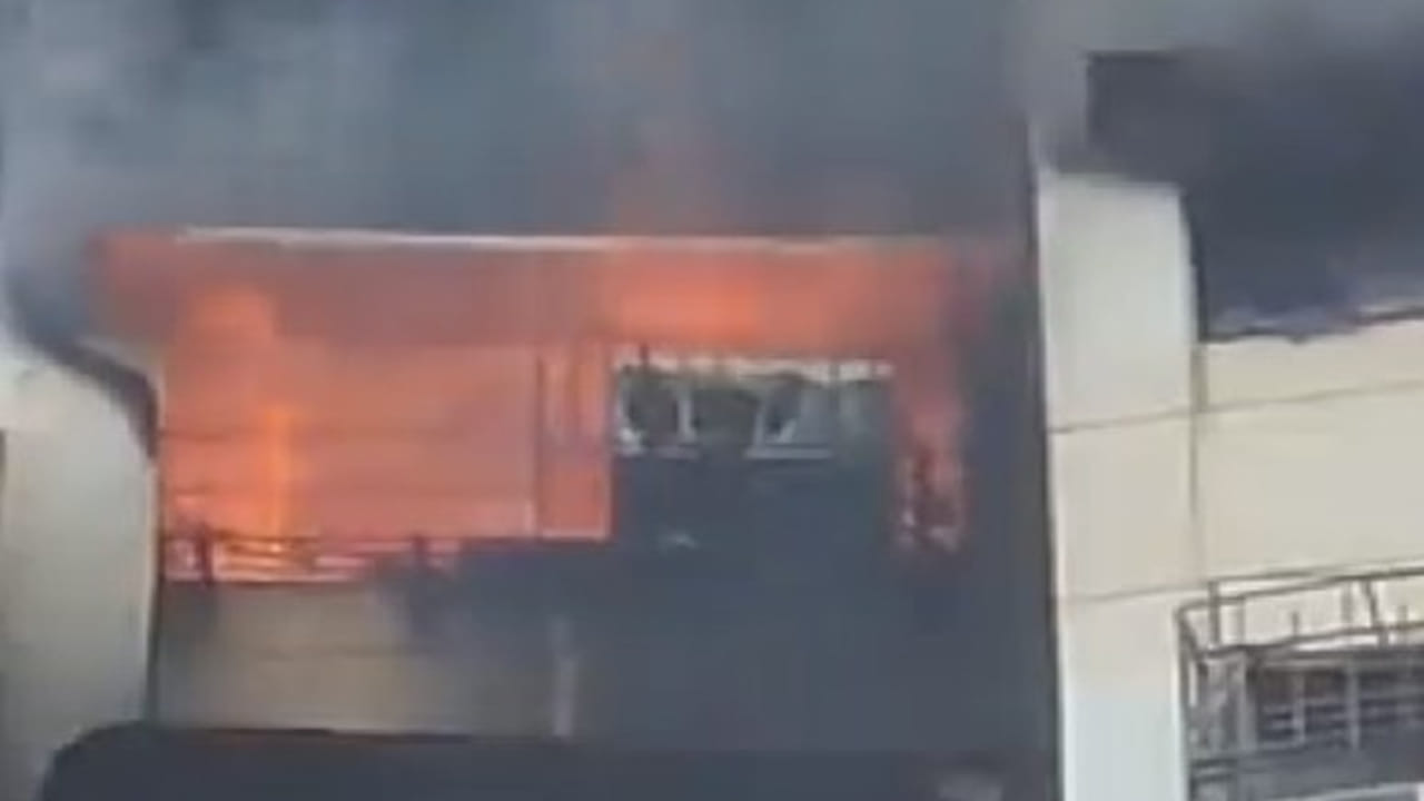 ముంబయిలో అగ్నిప్రమాదం.. భారీగా ఎగిసిపడ్డ మంటలు.. స్థానికుల్లో భయాందోళన