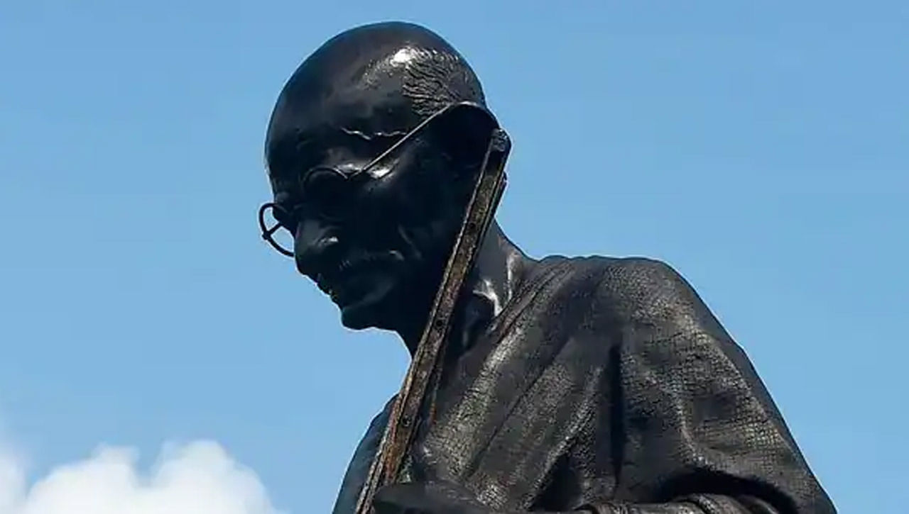 Gandhi Statue: గాంధీ విగ్రహాన్ని ధ్వంసం చేసిన దుండగులు.. తీవ్రంగా ఖండించిన భారతీయులు..