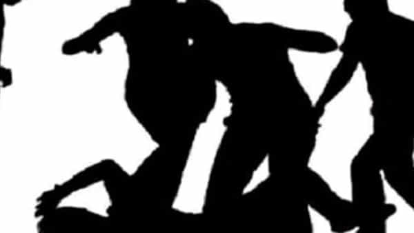 AP Crime : ఎస్సైపై పేకాట నిర్వహకుల దాడి.. చొక్కా పట్టుకుని, నడిరోడ్డుపై లాగి.. ఆఖరుకు ఏం చేశారంటే