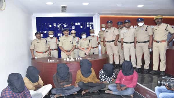 Andhra Pradesh: మీరు చోరీలు చేయండి.. మేం అమ్మిపెడతాం.. భర్తలకు బాసటగా భార్యలు.. మ్యాటర్ తెలిస్తే మీటర్ ఎగిరిపోద్ది...
