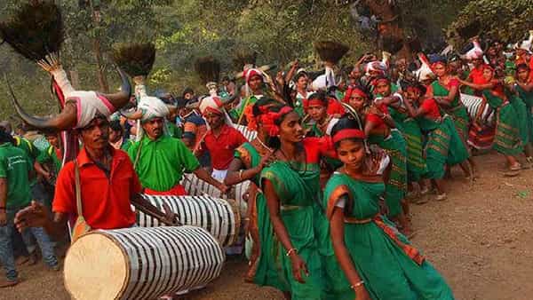 Medaram Jatara 2022: మేడారానికి దేశం నలుమూలల నుంచి తరలివస్తున్న.. అంబరాన్ని అంటుతున్న గిరిజన పుత్రుల సంబరాలు..
