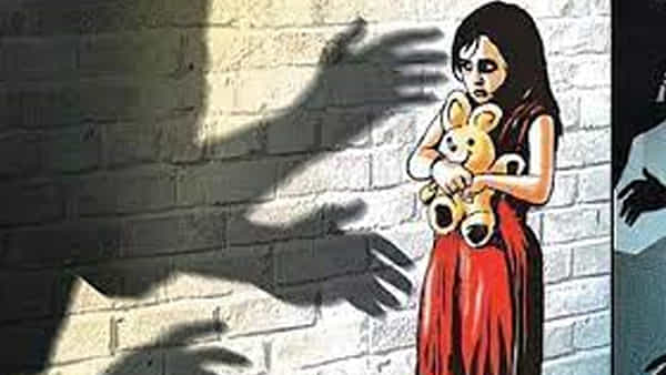Crime news: కన్న కూతుళ్లపై కన్నేసిన తండ్రి.. భార్యను కొట్టి, ఇంట్లో నుంచి తరిమేసి.. విచారణలో షాకింగ్ విషయాలు