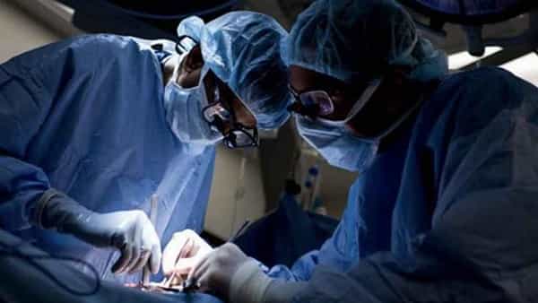 Glass in Stomach: ఆసుపత్రిలో చేరిన రోగి ఎక్స్రే చూసి షాకైన వైద్యులు.. కడుపులో ఏముందంటే..?