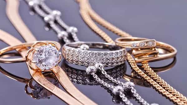 Gold Silver Price: మహిళలకు గుడ్న్యూస్.. దిగి వచ్చిన బంగారం, వెండి ధరలు