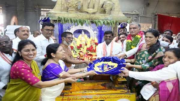 Harish Rao at Yadadri: యాదాద్రీశుడి సేవలో మంత్రి హరీశ్రావు.. సిద్ధిపేట్ ప్రజా ప్రతినిధుల తరుఫున కేజీ బంగారం అందజేత