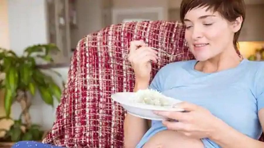 రాత్రిపూట హెవీ ఫుడ్: మీరు రాత్రిపూట ఆలస్యంగా డిన్నర్ చేసినా.. హెవీ ఫుడ్ తీసుకున్నా మంచిది. ఇక నుంచి ఈ అలవాటును మార్చుకోవడం మంచిది. దీనివల్ల పొట్ట పెరగడంతోపాటు మీ కడుపులో గ్యాస్‌ లేదా అసిడిటీ సమస్య ఏర్పడుతుంది. దీని వల్ల సరిగా నిద్ర రాదు. 