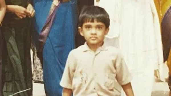Viral Photo: ఈ ఫోటోలోని చిన్నోడు.. ఇప్పుడు టాలీవుడ్లో మాస్ హీరోగా రచ్చ చేస్తున్నాడు.. ఎవరో గుర్తించారా..?